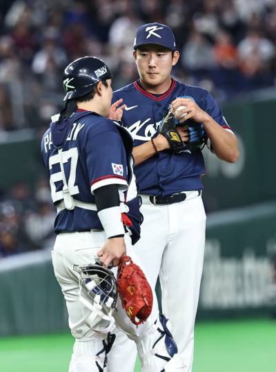 "팔꿈치에 불편함 느껴 교체" 손주영, 호주전 1이닝 만에 강판…노경은 투입 [WBC 도쿄]