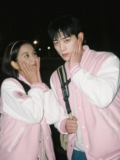 지수, 서강준과 핑크 커플룩…‘월간남친’ 비하인드 [IS하이컷]