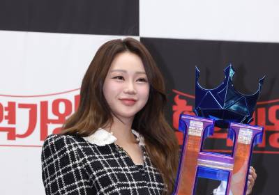 [포토] 홍지윤, 가왕의 무게가 무겁군요