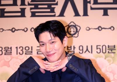 [포토]김경남, 주말 웃음 책임집니다