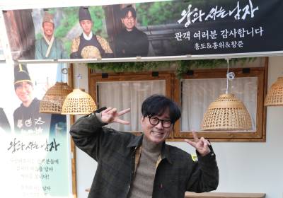 [포토] 1200만 관객 돌파 '왕사남' 장항준 감독, 행복한 브이 포즈