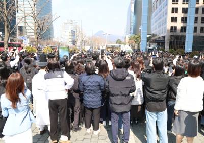 [포토] '왕사남' 커피차 이벤트로 몰린 인파