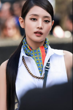 [IS하이컷] 아이들 민니, 화면 뚫고 나오는 ‘AI급 미모’…파격 셔츠도 소화