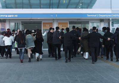 [포토] 엔시티 드림, 경호원들 손에 손 잡고 철통 경호