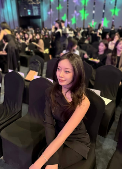 티아라 지연, 오랜만 근황…블랙 드레스로 치명적 매력 [AI 포토컷]