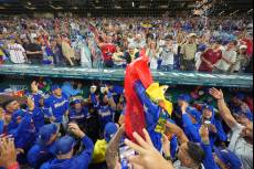 "스시 먹었고, 피자 먹었다!" 논란의 먹방 세리머니? '사상 첫 결승' 베네수엘라 팬들 난리났다 [WBC 이슈]