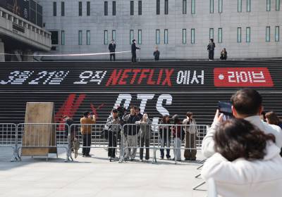 [포토] BTS 공연 광화문광장 찾은 시민들