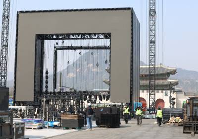 [포토] BTS 공연 무대 설치 중인 광화문광장