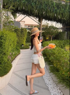 나뮤 경리, 노을보다 눈이 가…완벽 비율 수영복 자태 [AI 포토컷]