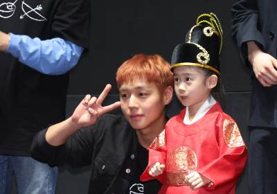 [포토] 박지훈, 어린 팬과 귀여운 브이 포즈