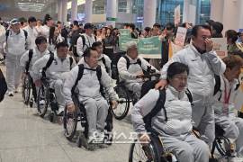 "너무 속상해서.." 환영 인파 속 눈물 펑펑 쏟은 '울보 회장님', 약속지킨 '키다리 아저씨' 윤경선 장애인컬링협회장 "4년 뒤엔 꼭 멀티 메달을" 