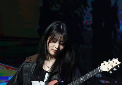 [포토] 레이턴시 희연, 기타 연주에 취해