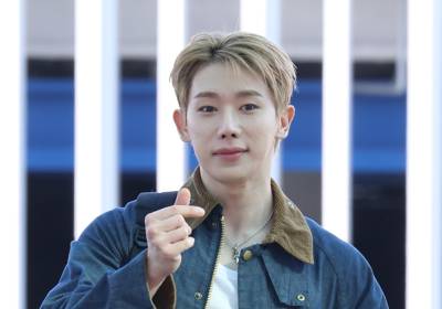 [포토] 원호, 앙증맞은 손가락 하트