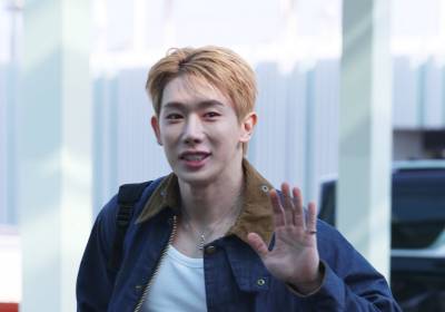 [포토] 원호, 훈훈한 손인사