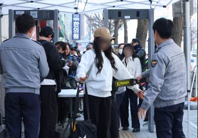 [포토] BTS 광화문 공연, 보안검색대 통과하는 시민들