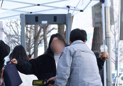 [포토] BTS 광화문 공연, 보안검색대 통과하는 시민들