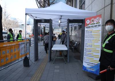 [포토] BTS 광화문 공연, 보안검색대 통과하는 시민들