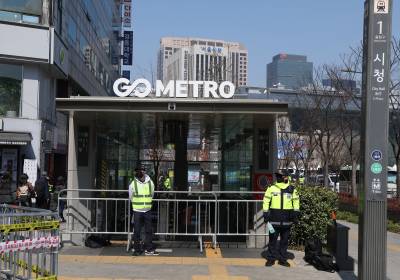 [포토] BTS 광화문 공연으로 폐쇄된 지하철역 입구