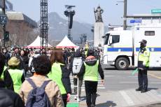 지하철 무정차·검문 강화 등 안전 최우선 방침 속 시민 협조 원활 [BTS in 광화문]