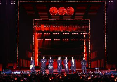 [포토] 방탄소년단, '붉게 물든 광화문'