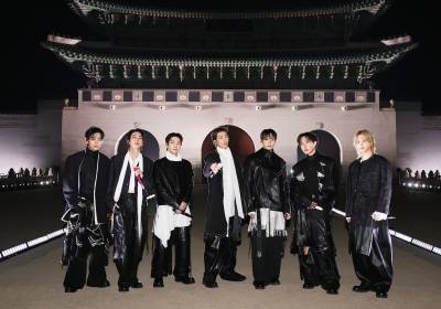 [포토] 광화문 앞에서 포즈 취하는 방탄소년단