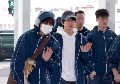 [포토]BTS 뷔-진, 다정하게 손인사