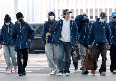 [포토]컴백 방탄소년단, 보라색 단체복 입고 미국행