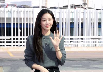 [포토]배우 김지원, 포근한 봄날씨 속 가벼운 출국길