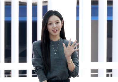 [포토]배우 김지원, 봄볕에 빛나는 여신