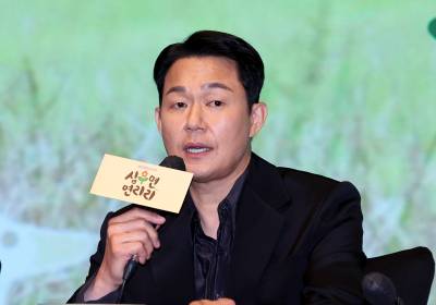 [포토]박성웅, 다시 만난 이수경과 가족처럼 촬영