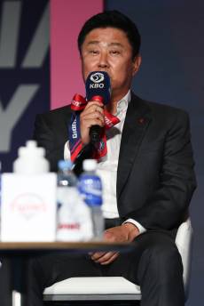 "별일이 다 있네" "방아쇠 당기고파" 손가락 4개 펼친 김태형 감독 [KBO 미디어데이]