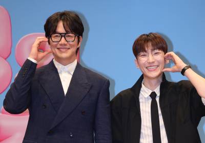 [포토] 성시경-정동환, 귀여운 커플 볼하트