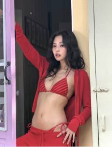 비키니 여신 제니, 강렬한 레드의 유혹