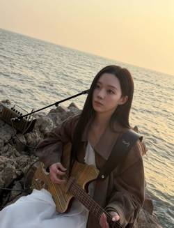 에스파 윈터, 바다 위 감성 미쳤다…기타 들고 청순美 폭발 [IS하이컷]