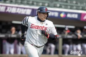 '리틀 이대호' 한동희의 3안타, "내 마음 속에 자리 못 잡았다" 김태형 감독 마음 흔들었을까 