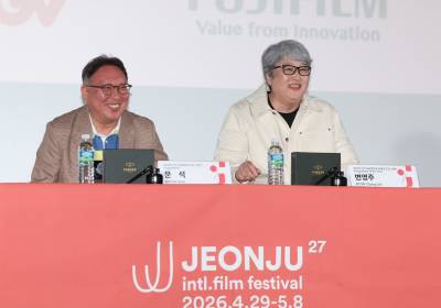 [포토] 제27회 전주국제영제 가자회견 참석한 문석과 변영주 프로그래머