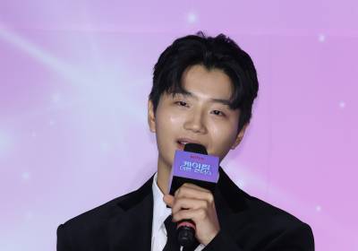 [포토] 인사말 하는 아이디오 이유한