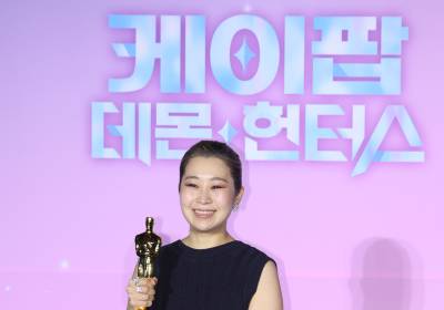 [포토] 트로피 들고 포즈 취하는 매기강