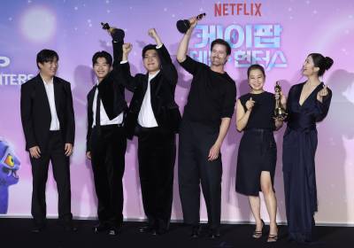 [포토] '케데헌' 주역들, 신나게 트로피 들고