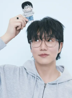 [IS하이컷] 성시경, 10kg 감량하더니 첫 뷰티 모델...역대급 소년미 ”부끄러워”