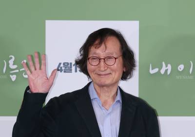 [포토] 손인사 하는 정지영 감독