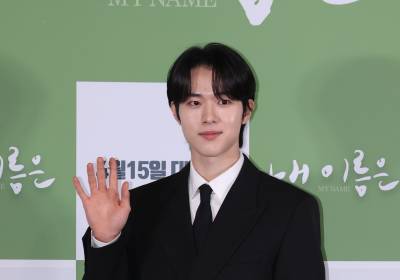 [포토] 신우빈, 훈훈한 손인사