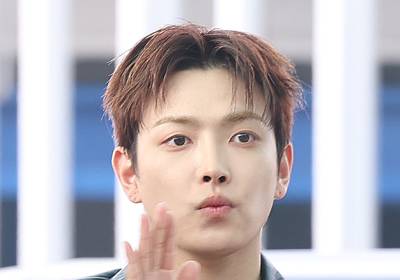 [포토] 에이티즈 홍중, 귀여운 표정으로 날리는 손인사