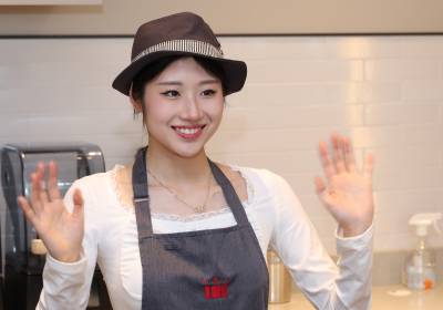 [포토]이해인, 일일 바리스타 인사드려요