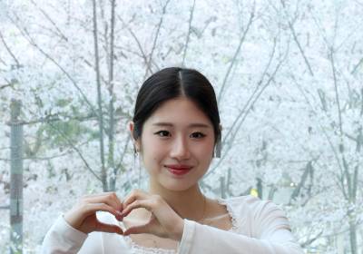 [포토]이해인, 벚꽃 배경으로 하트!