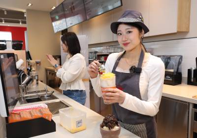 [포토]이해인, 바리스타 어울리나요?