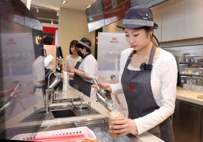 [포토]일일바리스타 이해인, 능숙한 모습