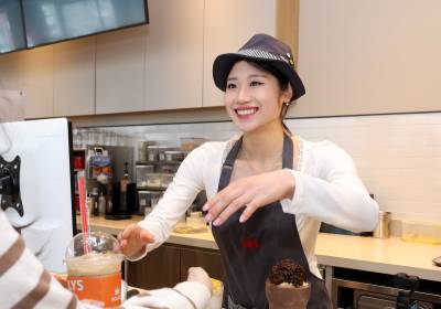 [포토]일일바리스타 이해인, 환한 미소로 인사