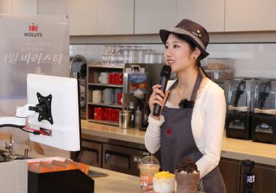 [포토]일일바리스타 이해인, "음료 나왔습니다"