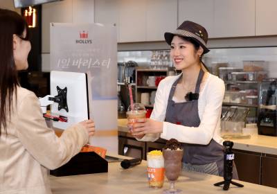 [포토]일일 바리스타로 변신한 이해인, 달달한 미소천사